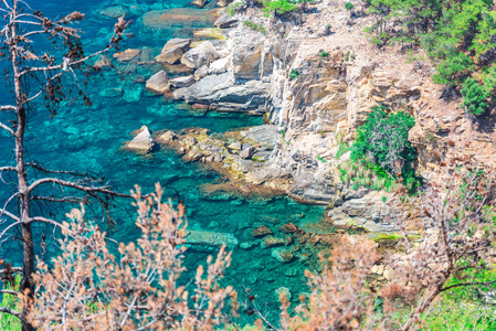 地中海和希腊岩石的海岸景观。