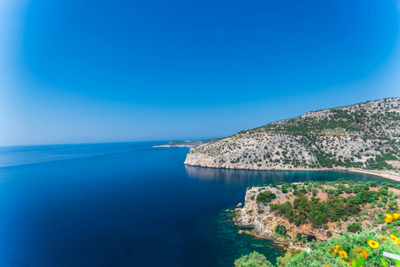 希腊海岸线和蓝色海水
