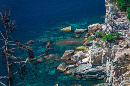地中海和希腊岩石的海岸景观。