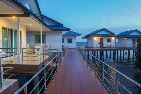 日落时海边的现代化白色平房照片