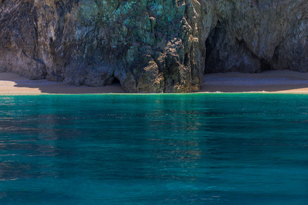 大悬崖脚的细节视图，周围有清澈的蓝海。