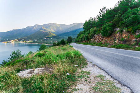 希腊美丽的夏季景观海景和山路