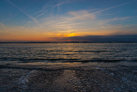 夕阳西下，波涛汹涌的海面