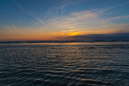 夕阳西下，波涛汹涌的海面