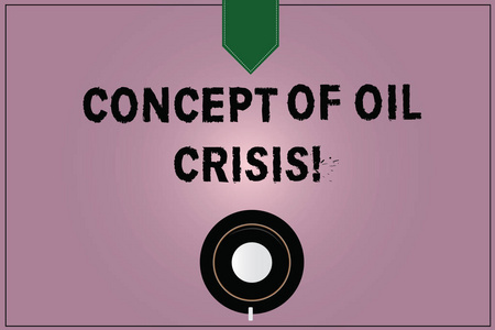 显示石油危机概念的概念手写。商业照片文本石油价格下跌较低的货币价值咖啡杯顶部视图反映空白的颜色捕捉规划师