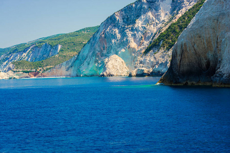 有大悬崖和蓝色水面的海景。