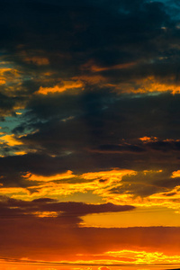 雄伟的橙色日落和日出的天空，云满框