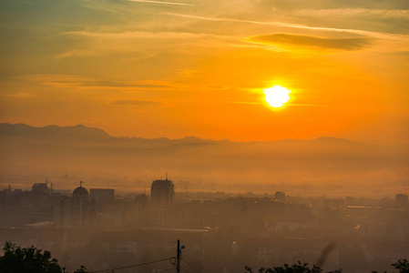 黄昏的橙色夕阳城市图片