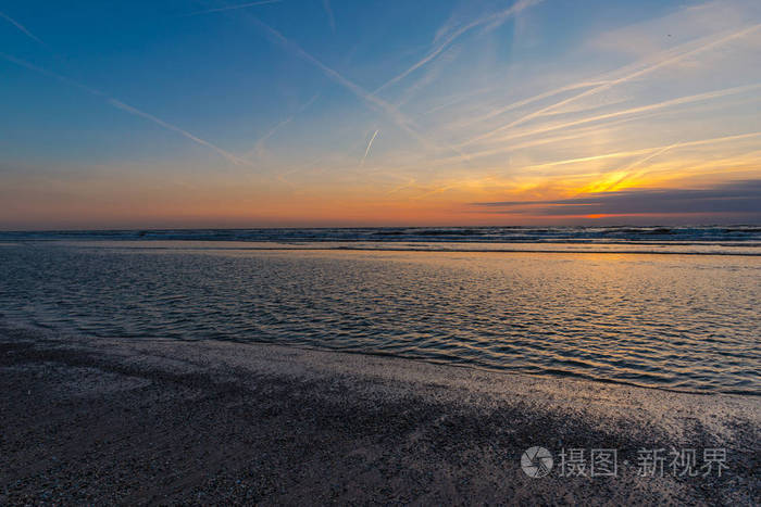 夕阳的天空在涟漪的海水之上