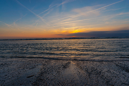 夕阳西下，波涛汹涌的海面