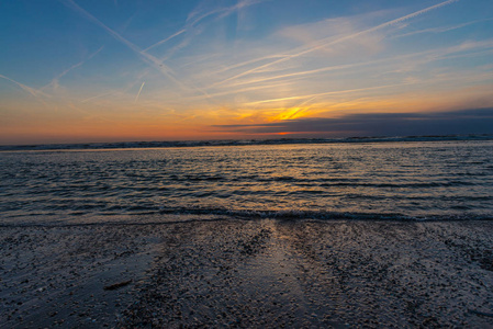 夕阳西下，波涛汹涌的海面