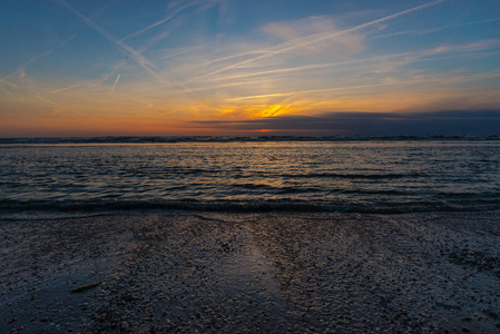 夕阳西下，波涛汹涌的海面