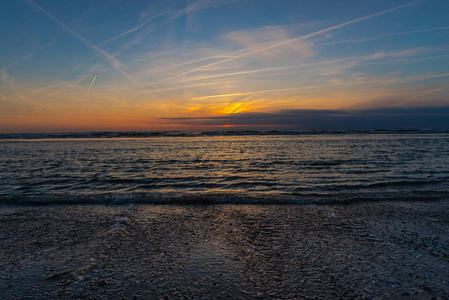 夕阳西下，波涛汹涌的海面