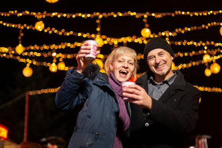 一对夫妇在圣诞节市场上相机欢呼。 萨格勒布克罗地亚。