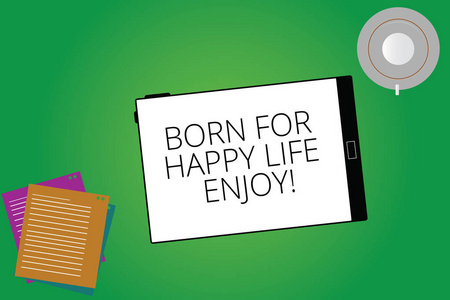 写笔记显示出生为快乐的生活享受。商业照片展示新生婴儿幸福享受生活方式平板屏幕杯酱油和填充片在颜色背景