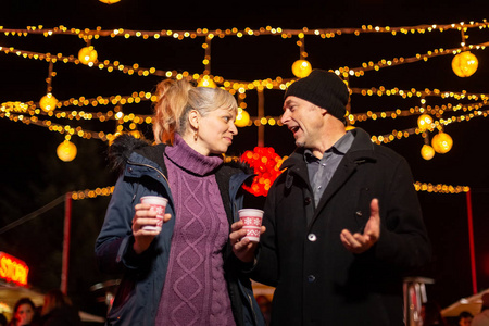 夫妇在圣诞节市场聊天。 萨格勒布克罗地亚。