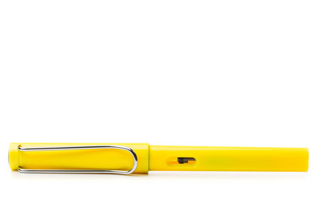 黄色的现代钢笔隔离在白色的特写上
