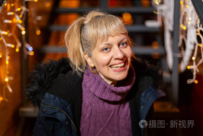 圣诞市场上坐在楼梯上的幸福女人的肖像萨格勒布克罗地亚