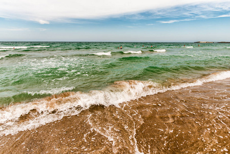 白天有海浪的海水