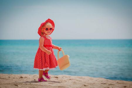 快乐可爱的小女孩走在沙滩上