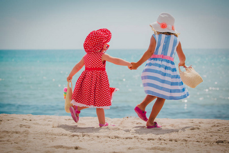 快乐可爱的小女孩与沙滩袋在海上