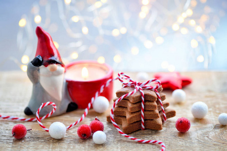 圣诞饼干与圣诞节装饰模糊和闪闪发光的背景。 圣诞节或新年贺卡。