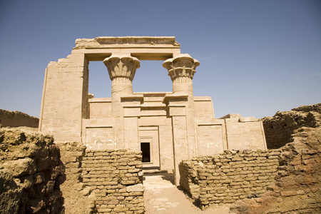 在阳光明媚的一天，巴哈里亚绿洲古埃及寺庙的埃及废墟