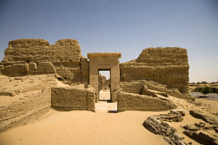 在阳光明媚的一天，巴哈里亚绿洲古埃及寺庙的埃及废墟