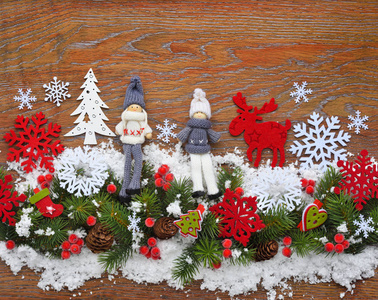 雪地上的圣诞装饰品和云杉树枝覆盖着一个木制的背景。 顶部视图复制空间。 圣诞节或新年贺卡。