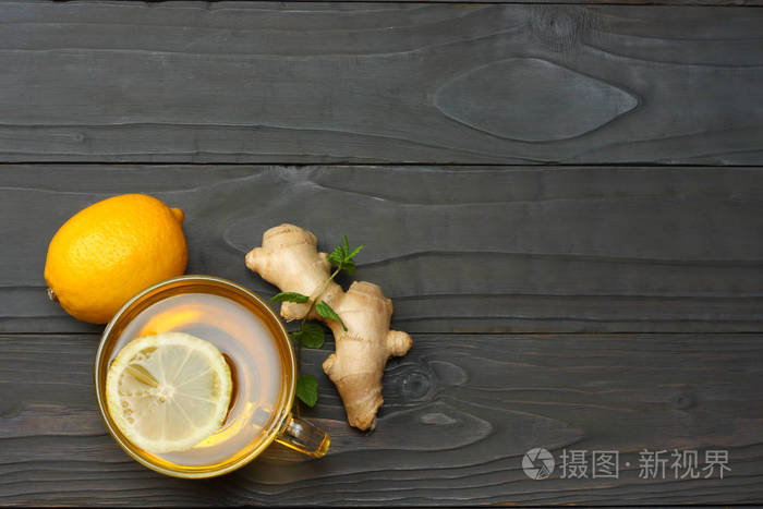 健康的背景。 黑木桌上的柠檬茶姜。 顶部视图，复制空间