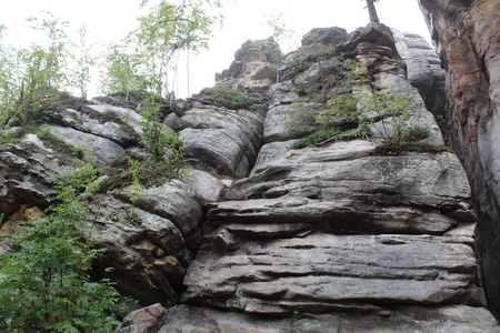 图片山上的森林和石头景观/图片乌拉尔山的美丽景观.