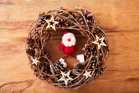 木制背景顶景图像上的圣诞花环