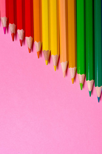 粉红糊背景上的彩色铅笔关闭。 一套彩色铅笔复制空间。 蜡笔。 俯视平躺。 回到学校的大学概念。 抽象背景