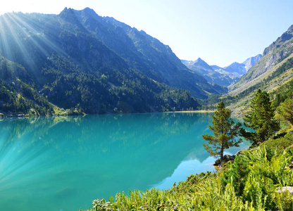 比利牛斯国家公园的高贝湖。 日出时的夏季山景。