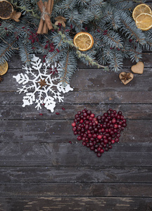 圣诞快乐卡片模板与雪花杉树枝和浆果形状的心脏