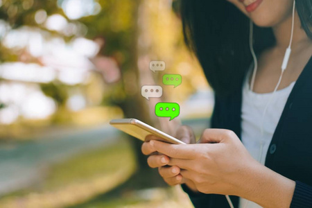 女性手使用智能手机与聊天图标背景。 商业传播社会网络概念。