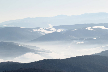 雾状多雪山景景