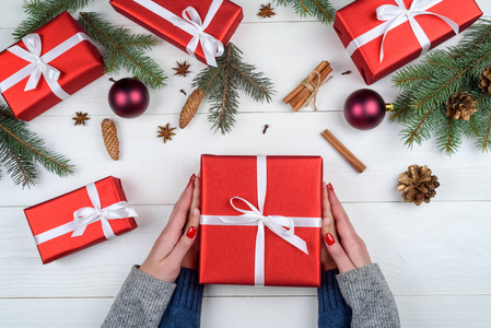 幸福的家庭给的礼物图片-幸福的家庭给的礼物素材-幸福的家庭给的礼物