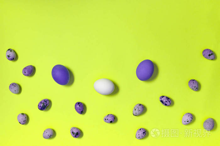 白色紫罗兰和鹌鹑复活节彩蛋在黄色背景复制空间。 健康的食物概念。 俯视平躺。 快乐复活节概念