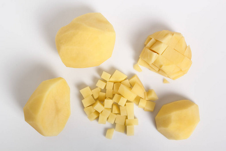 生丁去皮土豆. 与白色背景隔离.照片