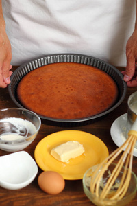做酸奶油柠檬蛋糕。 蛋糕锅里烤蛋糕。