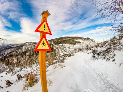Wielki Rogacz山上的滑雪警告标志杆。 冬天波兰的贝斯基兹山脉。
