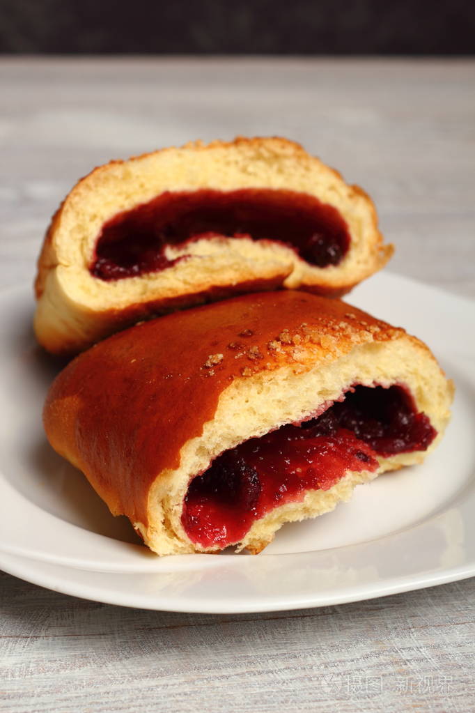 蓝莓面包由酵母面团制成的面包里面装满了浆果微妙地覆盖着碎屑