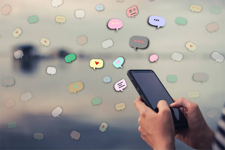 女性手使用智能手机与聊天图标背景. 商业传播社会网络概念.照片