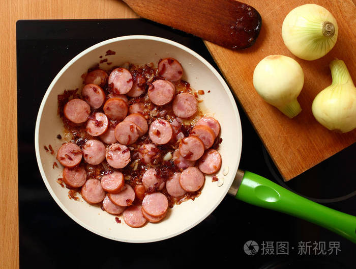 炸美味的切片香肠