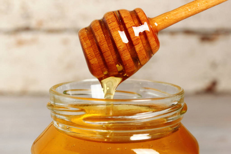 一罐蜂蜜和蜂蜜酒