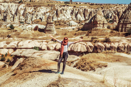 土耳其中部的旅游女孩。卡帕多西亚的神秘景观。