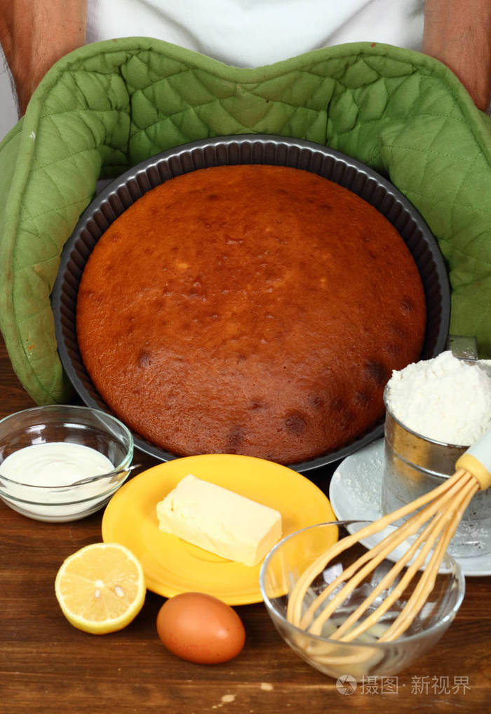 蛋糕锅里烤蛋糕。 系列制作酸奶油柠檬蛋糕。