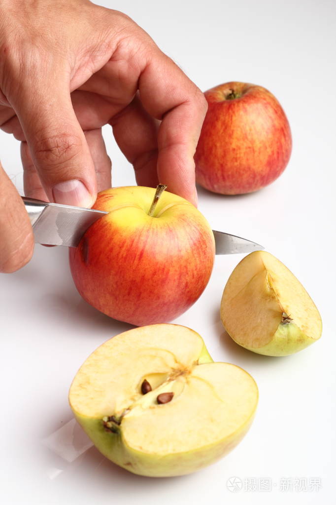男人切鲜苹果
