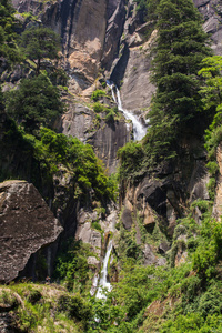印度喜马哈尔邦马纳利附近的慢跑瀑布